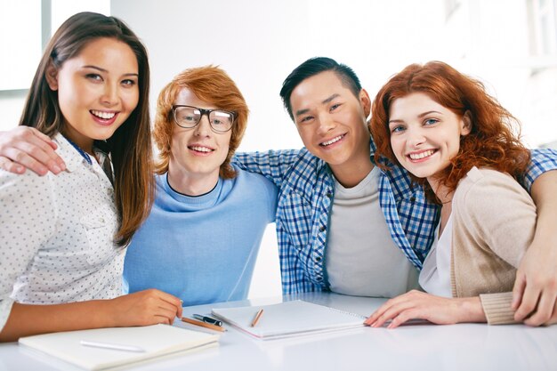 Estudiantes sonrientes abrazándose