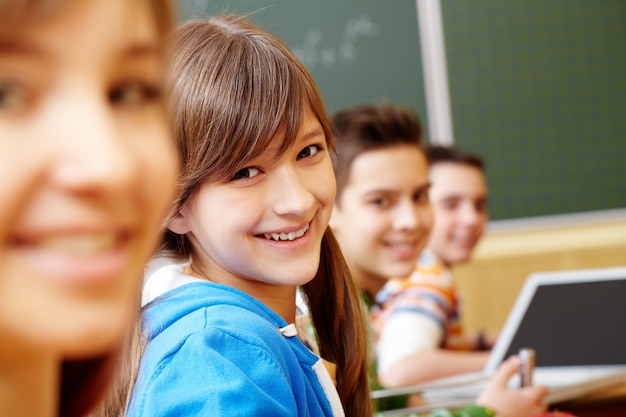 Estudiantes sonrientes en una fila