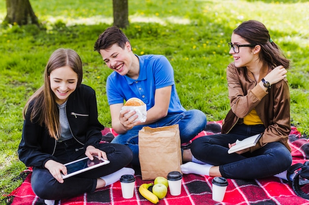 Foto gratuita estudiantes sonrientes a la hora d el almuerzo