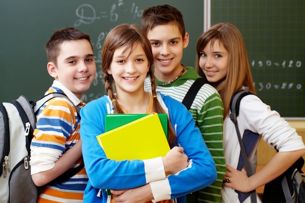 Estudiantes sonrientes con mochilas