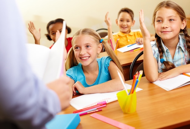 Estudiantes sonrientes prestando atención en clase