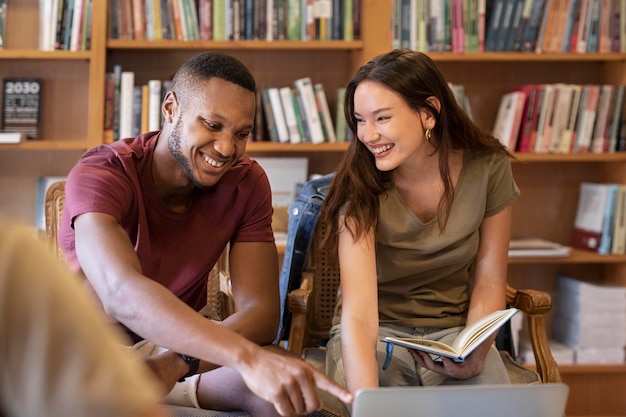 Estudiantes sonrientes de tiro medio