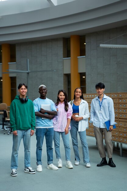 Estudiantes sonrientes de vista frontal posando juntos