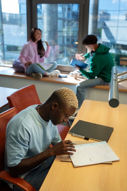 Estudiantes de tiro completo aprendiendo en el interior