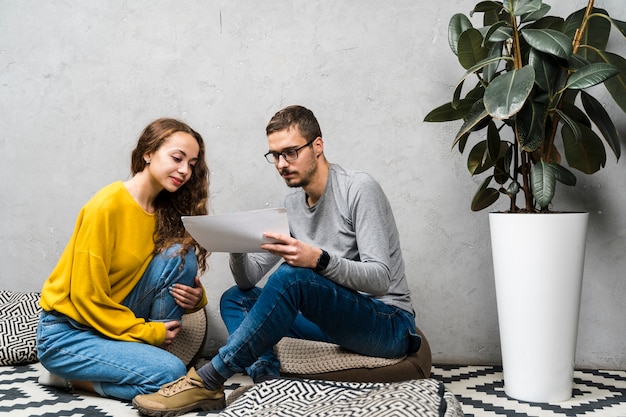 Estudiantes de tiro completo que estudian juntos