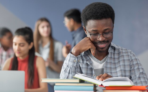 Estudiantes de tiro medio en el aula