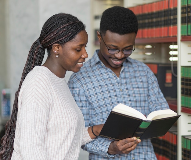 Estudiantes de tiro medio leyendo juntos