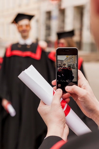 Estudiantes tomando fotos en la ceremonia de graduación