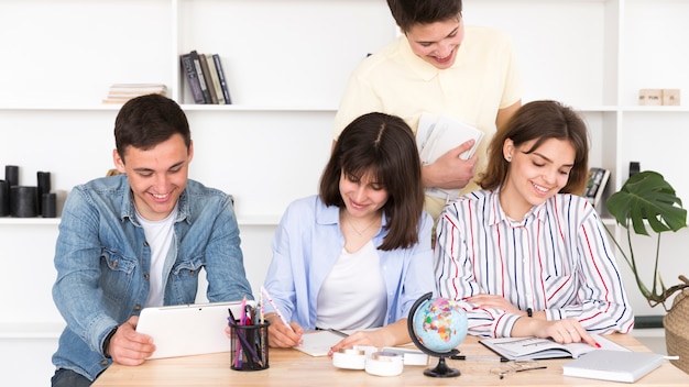 Foto gratuita estudiantes trabajando en la biblioteca