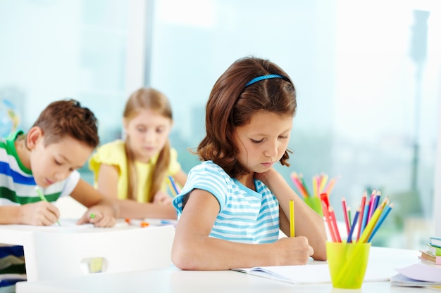 Estudiantes trabajando duro en clase