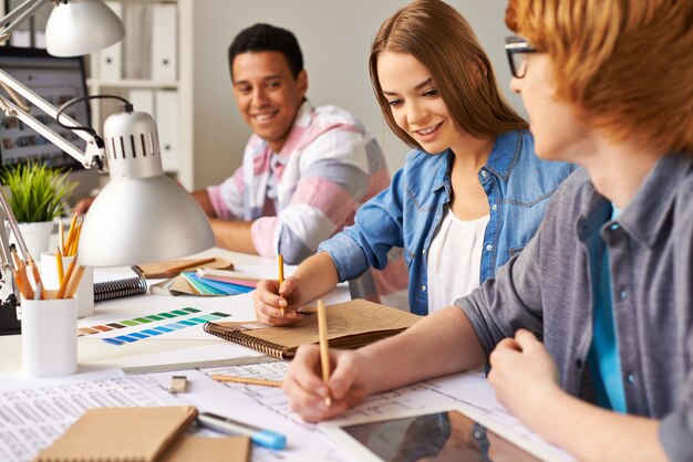 Estudiantes trabajando duro