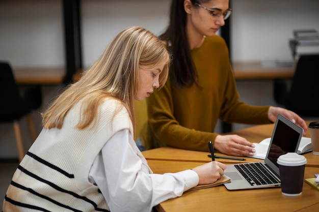 Foto gratuita estudiantes trabajando en grupo de estudio.