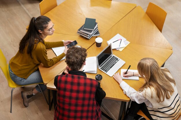 Estudiantes trabajando en grupo de estudio.