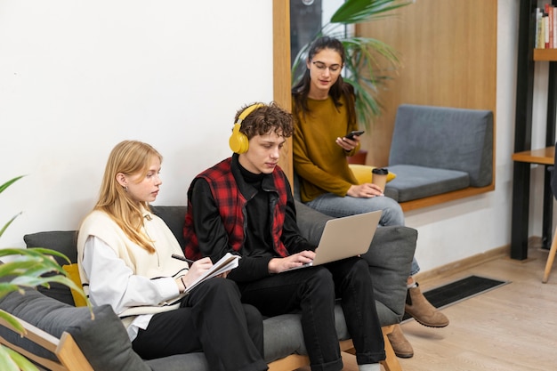 Foto gratuita estudiantes trabajando en grupo de estudio.