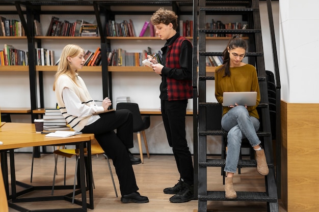 Foto gratuita estudiantes trabajando en grupo de estudio.