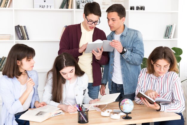 Estudiantes trabajando juntos en la biblioteca