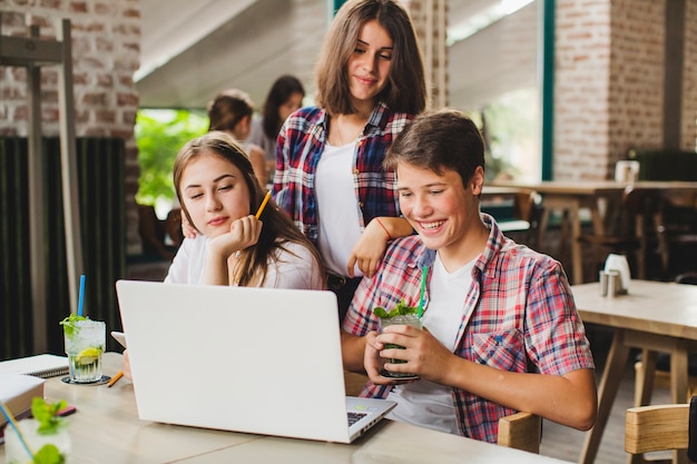 Estudiantes trabajando juntos en la computadora portátil