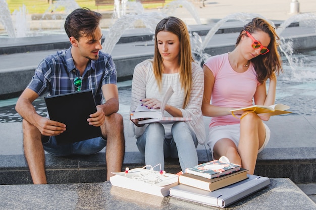 Estudiantes trabajando juntos en la fuente