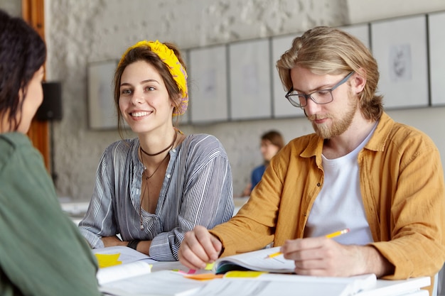 estudiantes trabajando juntos en un proyecto