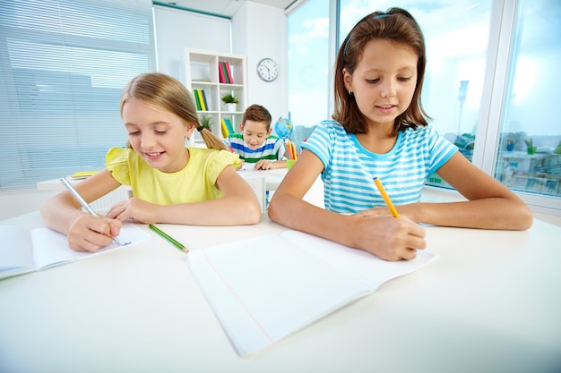 Estudiantes trabajando con su cuaderno