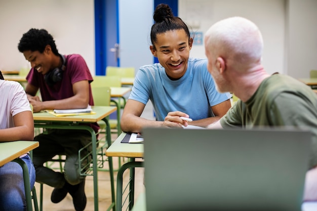 Foto gratuita estudiantes universitarios de diferentes etnias abarrotando