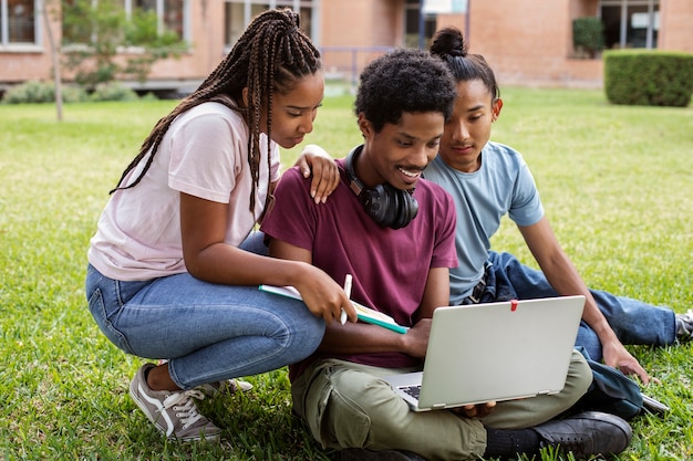 Foto gratuita estudiantes universitarios de diferentes etnias abarrotando