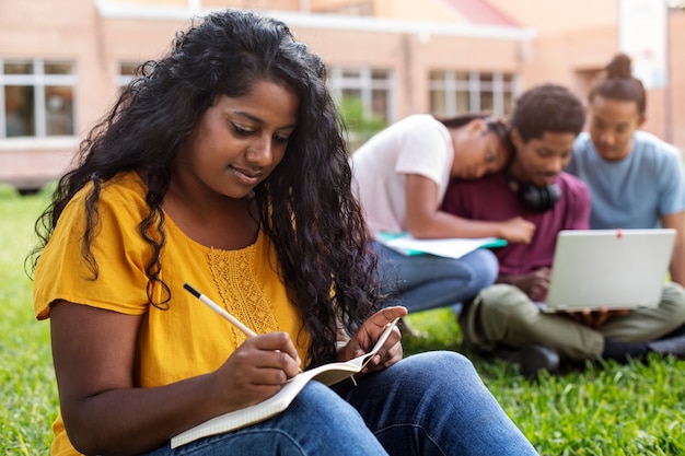 Foto gratuita estudiantes universitarios de diferentes etnias abarrotando