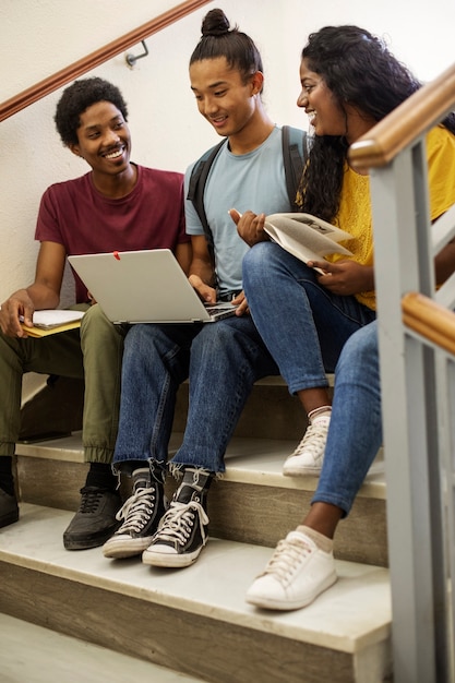 Estudiantes universitarios de diferentes etnias abarrotando