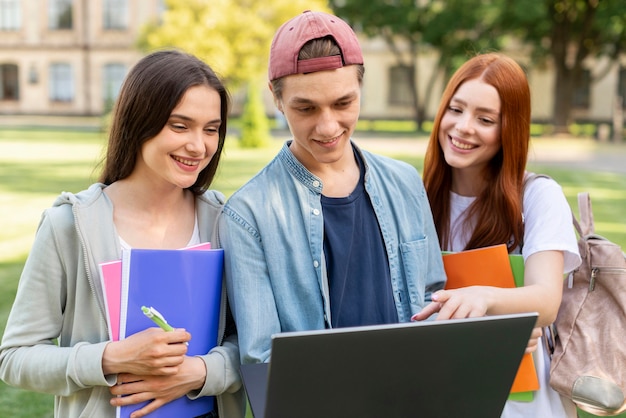 Estudiantes universitarios discutiendo proyecto juntos