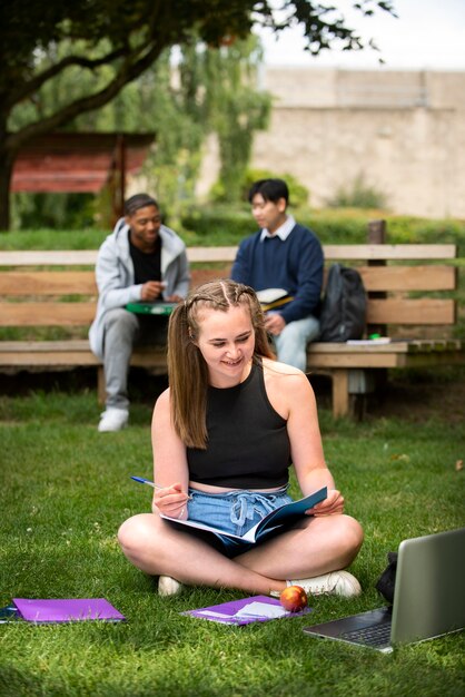 Estudiantes universitarios estudiando al aire libre