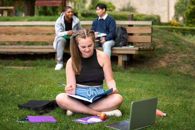 Estudiantes universitarios estudiando al aire libre