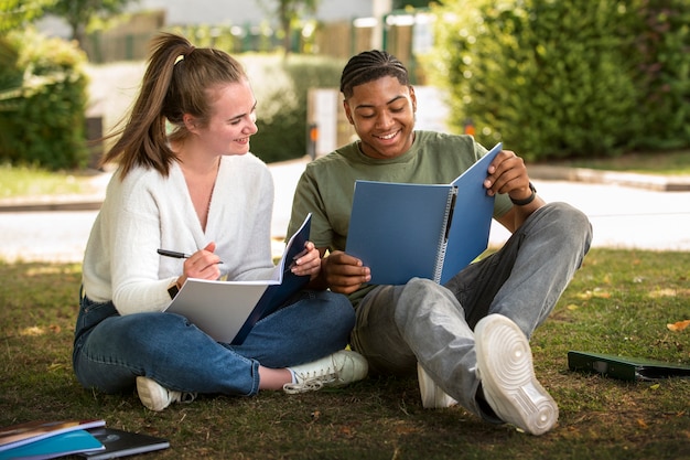 Estudiantes universitarios estudiando al aire libre