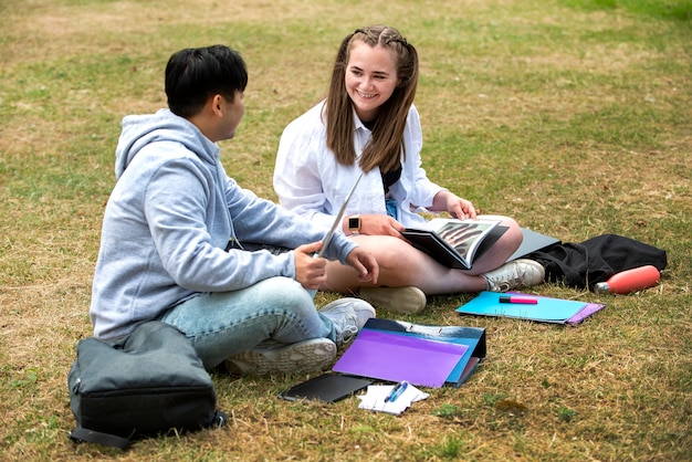 Foto gratuita estudiantes universitarios estudiando al aire libre