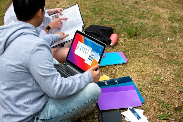 Estudiantes universitarios estudiando al aire libre