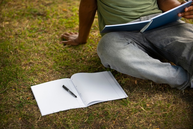 Estudiantes universitarios estudiando al aire libre