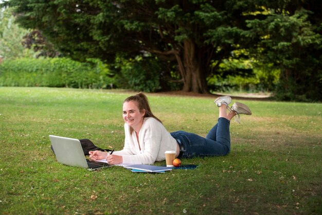 Estudiantes universitarios estudiando al aire libre