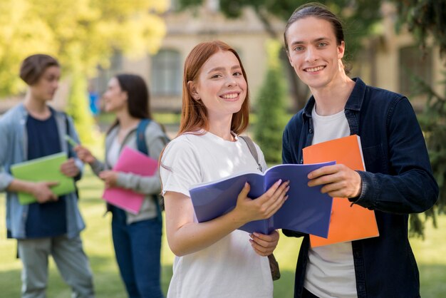 Estudiantes universitarios positivos sonriendo