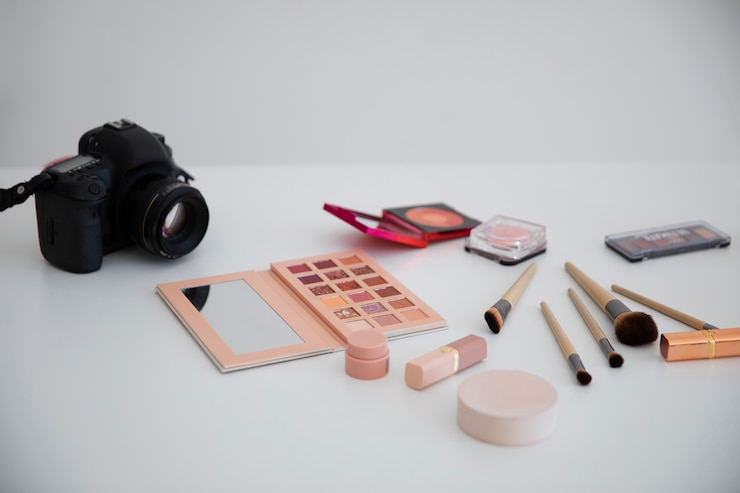 Foto gratuito estudio de fotografía con disposición de equipos y artículos.