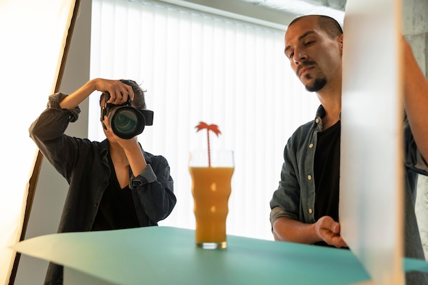 Estudio de fotografía de producto especial con trabajadores.