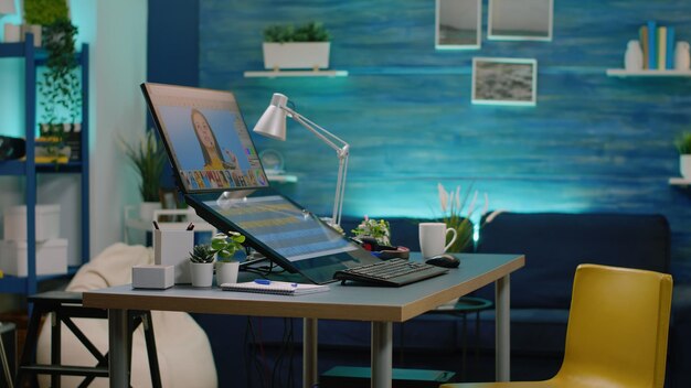 Estudio de fotografía vacío con software de retoque en la computadora. Nadie en el lugar de trabajo de producción de medios con equipo para editar imágenes por fotógrafo profesional. Oficina de retoque de imagen