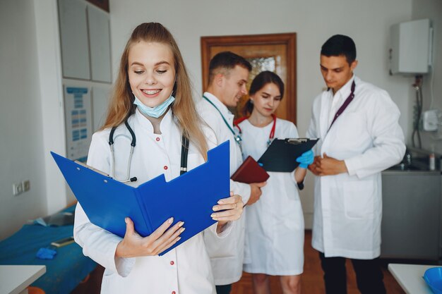 Foto gratuita estudio de hombres y mujeres en batas de hospital