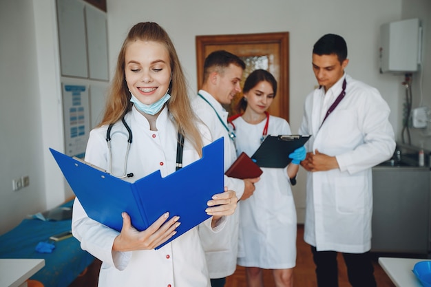 Estudio de hombres y mujeres en batas de hospital