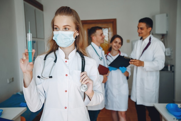 Foto gratuita estudio de hombres y mujeres en batas de hospital