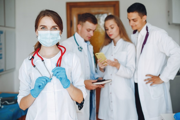 Foto gratuita estudio de hombres y mujeres en batas de hospital