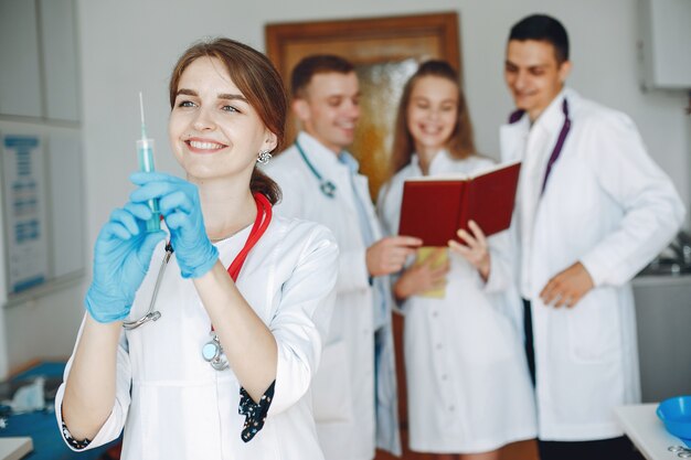 Estudio de hombres y mujeres en batas de hospital