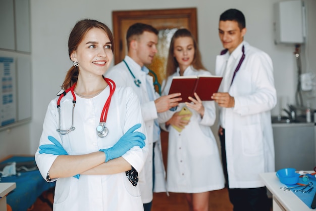 Estudio de hombres y mujeres en batas de hospital