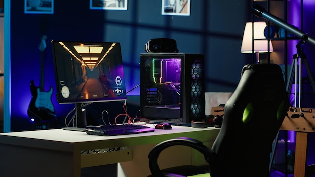 Estudio de juegos profesionales en una habitación vacía con luces de neón