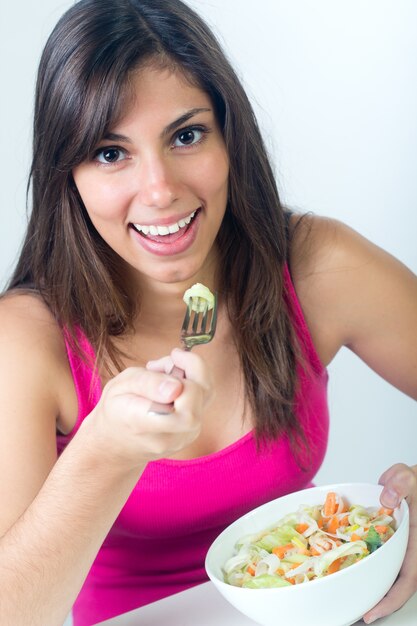 Estudio Retrato de la joven y bella mujer comiendo