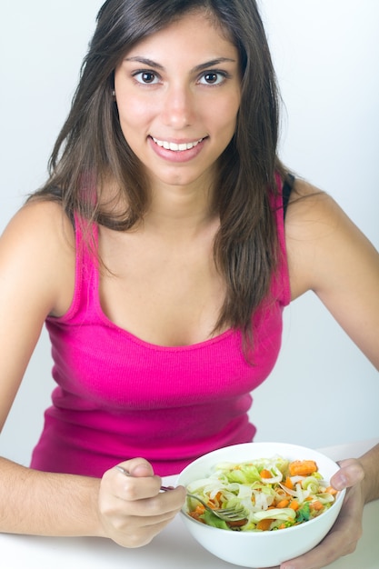 Estudio Retrato de la joven y bella mujer comiendo