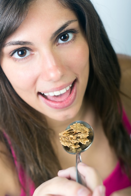 Estudio Retrato de la joven y bella mujer comiendo